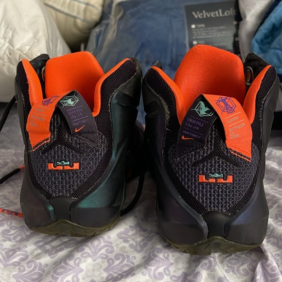 Nike sneakers size 5.5 - Picture 3 of 3